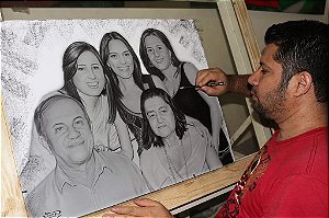 A SUA ENCOMENDA DE RETRATO REALISTA A LÁPIS, COM 5 PESSOAS NO QUADRO, TAMANHO 50/70cm