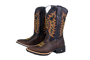 Bota Unissex Mr West - Cor Fossil Café/ Preto/ Bordado Ouro/ Bico Quadrado/ Solado Flex - Outlet