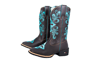 Bota Feminina Mr West - Cor: Crazy Horse/ Crazy Horse/ Bordado Cruz Turquesa/ Solado Lukesse/ Bico Quadrado - Outlet