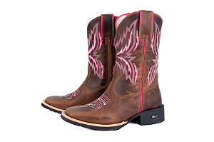 Bota Feminina Mr West - Cor: Fóssil Tabaco/ Fóssil Tabaco/ Bordado Pink/ Bico Quadrado/ Solado Flex - Outlet