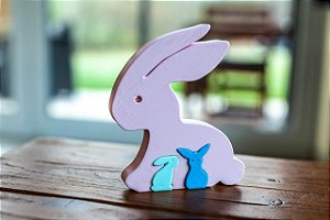 Coelho com "Filhotes": Uma Adorável Interação para sua Decoração de Páscoa