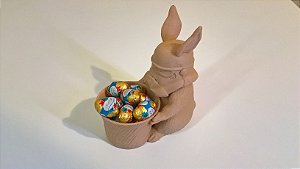 Coelho Stormtrooper com Cesta de Doces: Uma Fusão Divertida da Galáxia e da Páscoa