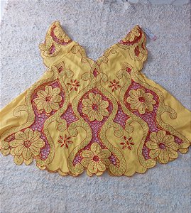 Bata amarela com bordado vermelho e fio dourado peça unica