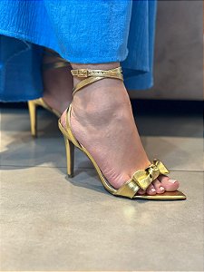 Sandália salto fino laço
