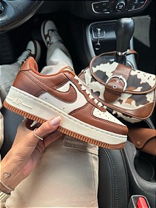 Tênis Nike branco/ caramelo