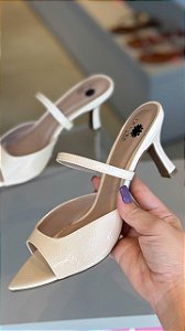 Tamanco bico folha verniz croco