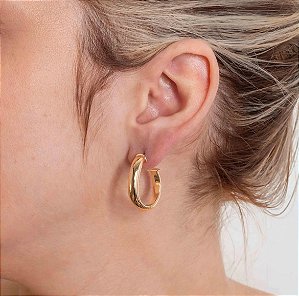 Brinco meia Argola Abaulada Cravejada Cristal • Banhado a Ouro 18k