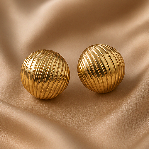 Brinco Botão Dourado Abaulado com Textura Riscada – Alto Brilho