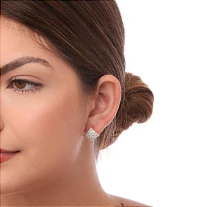 Brinco Losango Cravejado com Zircônias • Banhado a Ouro 18k