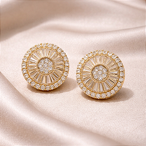 Brinco Dourado Redondo com Zircônia Baguete • Folheado a Ouro 18k