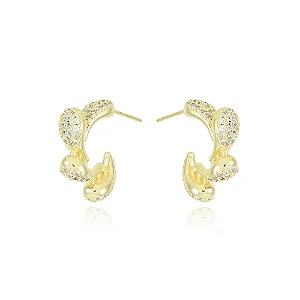 Brinco Meia Argola Detalhada Cravejado Cristal • Banhado a Ouro 18k