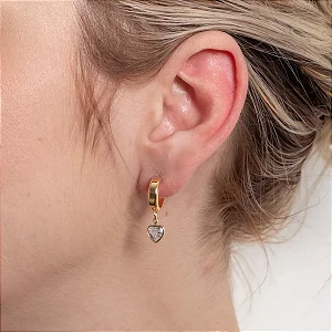 Brinco Meia Argola Com Pêndulo De Coração Cristal • Banhado a Ouro 18k