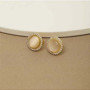 Brinco Redondo com Borda Cravejada e Pedra Central • Banhado a Ouro 18k