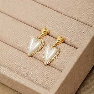 Brinco Coração Pendente Perolado com Borda Cravejada • Banhado a Ouro 18k