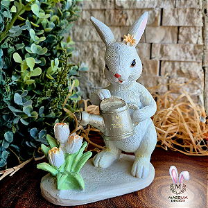 Coelha Regando Flores