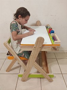 Escrivaninha Piazito / Mesa Infantil de Madeira e Material Reciclado para desenho ou estudo