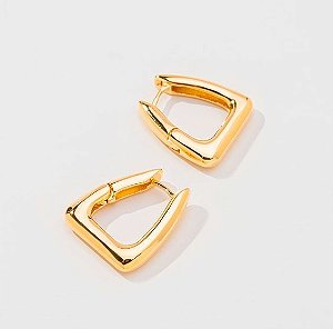 BRINCO ARGOLA TRIANGULAR P BANHADO A OURO 18K