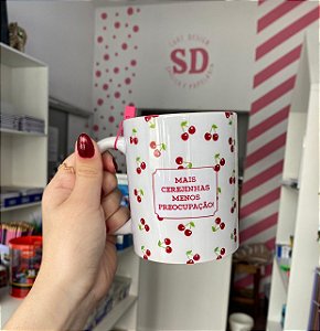 Caneca “Mais Cerejinhas, Menos Preocupação” 350ml – Porcelana