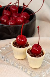 Casquinha branca trufada de brigadeiro finalizado com cereja (mín 24 uni)