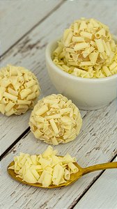 Branquinho com raspas de chococolate branco belga Callebaut (mín 24 uni)