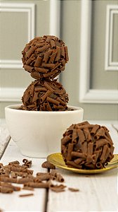 Brigadeiro com raspas de chocolate Callebaut  (mín 24 uni)