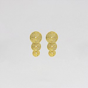 Brinco Chapas de Metal Pendente com Textura Martelada
