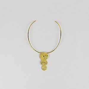 Choker Chapas de Metal Pendente com Textura Martelada