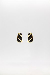 Brinco Sofisticado Coleção Retangular com Detalhe Riscado Esmaltado