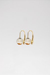Brinco Elegante Arco Curvado com Pérola Pendente