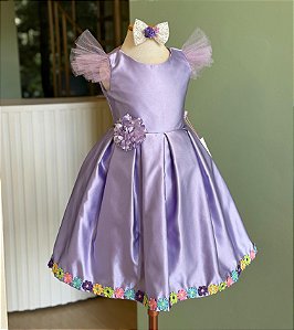 Vestido lilás com acabamento em flores