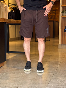Bermuda John John Marrom com Escrita Lateral – Estilo e Conforto Casua