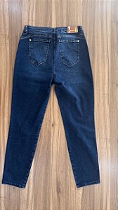 CALÇA JEANS SLIM AZUL ESCURA COM ESTONADO
