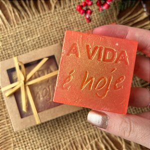 Sabonete "A vida é hoje" presenteável - Maçã & Canela / 7 ervas