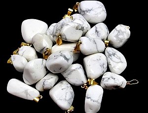 05 Pingente Pedrinha Howlita Branca Rolado Montagem Pino Dourado Atacado