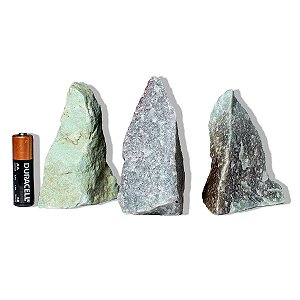 03 Quartzo Verde Pedra Pé Serrado 100 a 200g 6 a 9cm Tipo B