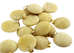 05 Pingente Disco Liso Feldspato Branco Pedra Natural Pino Dourado Atacado