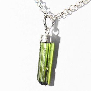 05 Pingente Nlux Canudo Turmalina Verde Envolto 15 a 20 mm Prata 950