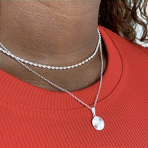 Cordão pingente medalha frisada banhado a prata