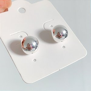 Brinco esfera tradicional grande banhado a prata