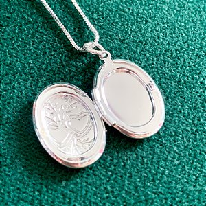 Cordão relicário oval 45cm banhado a prata