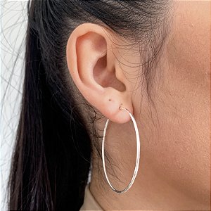 Argola média lisa encaixe banhado a prata