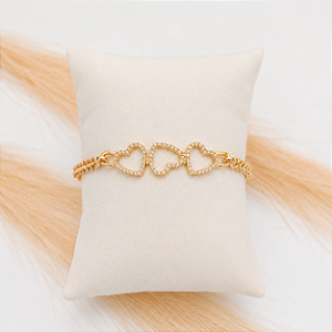 Pulseira Elo Grumet 3 Corações Cravejados Banho Ouro 18k