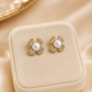 Brinco Flor 4 Pétalas Cravejado Banhado a Ouro 18k