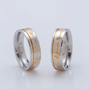 Par de Alianças em Aço Heart Beat Feel 6mm com Filete Gold IPG,01 zirconia extra na Feminina.