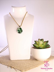 Colar com Pingente de Resina e Quartzo Verde