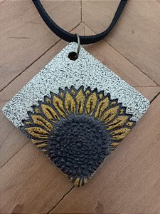 Colar Girassol Quadrado Pequeno