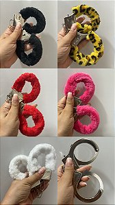 Algemas em metal e pelúcia