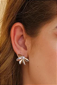 Brinco Ear Cuff Flor com Pérola – Banho Ródio