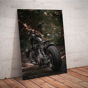 Quadro decorativo - Motocicleta bobber preta na floresta