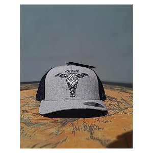 BONE ARIAT IMPORT. MESCLA LOGO BOI